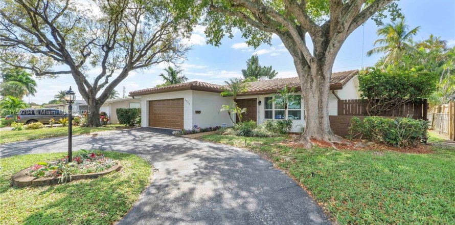 House in Hollywood, Florida 3 bedrooms, 174.56 sq.m. № 1633419