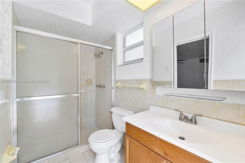 House in Hollywood, Florida 3 bedrooms, 174.56 sq.m. № 1633419 - photo 30