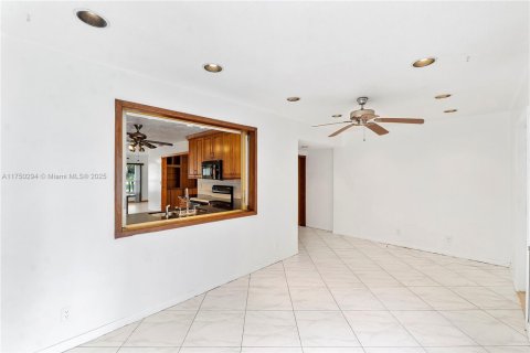 House in Hollywood, Florida 3 bedrooms, 174.56 sq.m. № 1633419 - photo 17