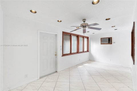 House in Hollywood, Florida 3 bedrooms, 174.56 sq.m. № 1633419 - photo 16