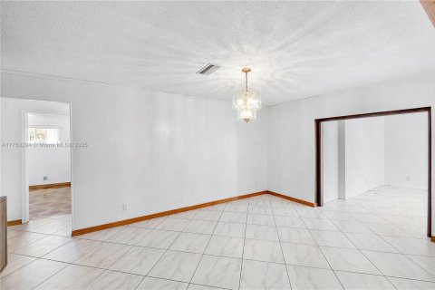 House in Hollywood, Florida 3 bedrooms, 174.56 sq.m. № 1633419 - photo 12
