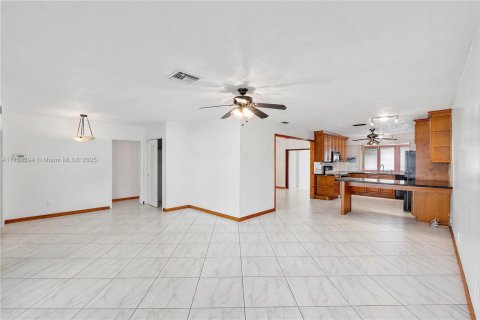 House in Hollywood, Florida 3 bedrooms, 174.56 sq.m. № 1633419 - photo 8