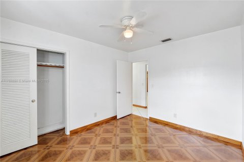 House in Hollywood, Florida 3 bedrooms, 174.56 sq.m. № 1633419 - photo 23