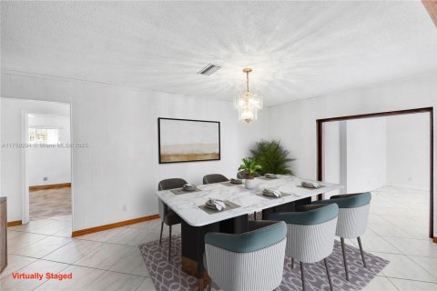 House in Hollywood, Florida 3 bedrooms, 174.56 sq.m. № 1633419 - photo 13