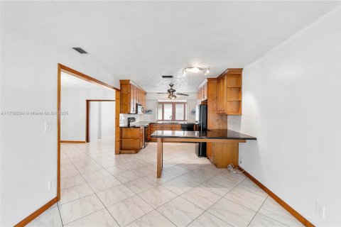 House in Hollywood, Florida 3 bedrooms, 174.56 sq.m. № 1633419 - photo 9