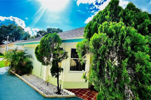 Casa en North Lauderdale, Florida 3 dormitorios, 136.57 m2 № 2014531