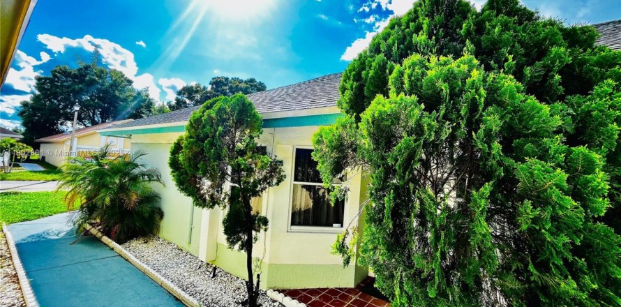 Casa en North Lauderdale, Florida 3 dormitorios, 136.57 m2 № 2014531