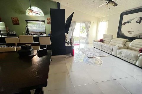 Casa en venta en North Lauderdale, Florida, 3 dormitorios, 136.57 m2 № 2014531 - foto 4