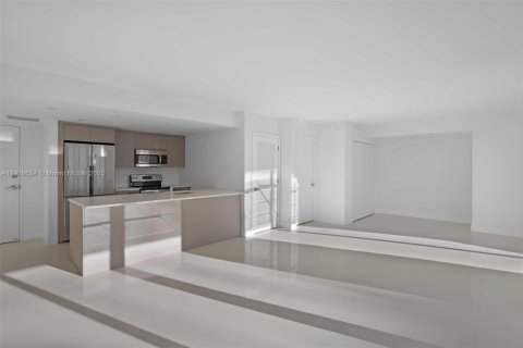 Condo in Bay Harbor Islands, Florida, 2 bedrooms № 2061598 - photo 7