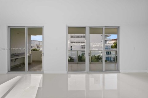 Condo in Bay Harbor Islands, Florida, 2 bedrooms № 2061598 - photo 12