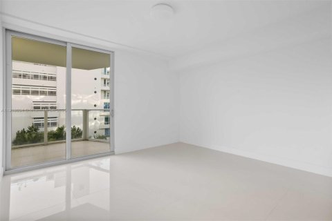 Condo in Bay Harbor Islands, Florida, 2 bedrooms № 2061598 - photo 14