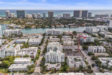 Condo in Bay Harbor Islands, Florida, 2 bedrooms № 2061598 - photo 25
