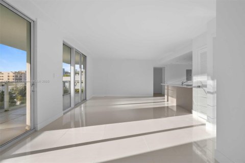 Condo in Bay Harbor Islands, Florida, 2 bedrooms № 2061598 - photo 9
