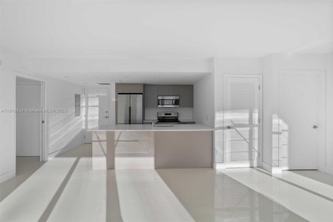 Condo in Bay Harbor Islands, Florida, 2 bedrooms № 2061598 - photo 8