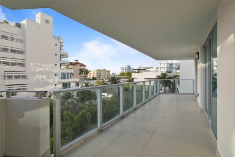 Condo in Bay Harbor Islands, Florida, 2 bedrooms № 2061598 - photo 20
