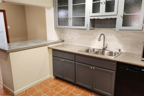 Villa ou maison à vendre à Miami, Floride: 2 chambres, 141.49 m2 № 2059454 - photo 19