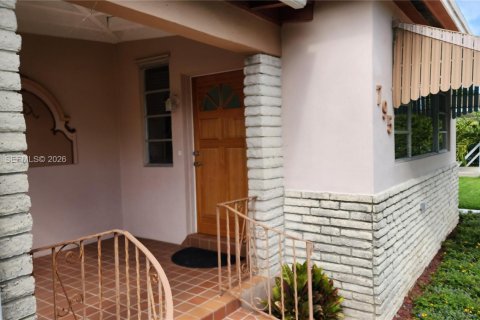 Villa ou maison à vendre à Miami, Floride: 2 chambres, 141.49 m2 № 2059454 - photo 4