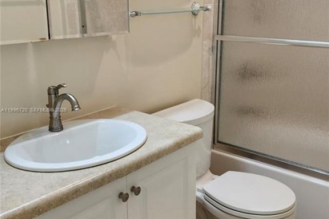 Villa ou maison à vendre à Miami, Floride: 2 chambres, 141.49 m2 № 2059454 - photo 22