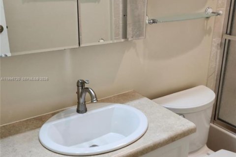 Villa ou maison à vendre à Miami, Floride: 2 chambres, 141.49 m2 № 2059454 - photo 24
