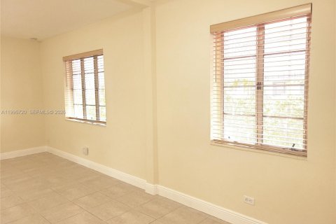 Villa ou maison à vendre à Miami, Floride: 2 chambres, 141.49 m2 № 2059454 - photo 16