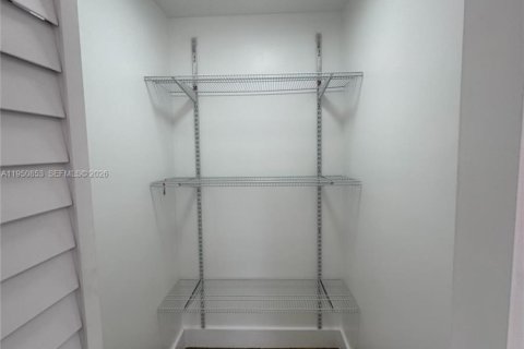 Villa ou maison à louer à Hallandale Beach, Floride: 1 chambre, 215.63 m2 № 2007047 - photo 3