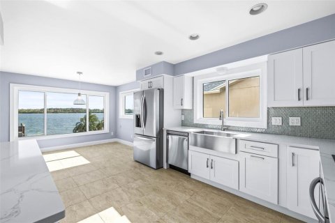 House in Redington Shores, Florida 3 bedrooms, 214.6 sq.m. № 1510819 - photo 17