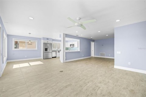 House in Redington Shores, Florida 3 bedrooms, 214.6 sq.m. № 1510819 - photo 9