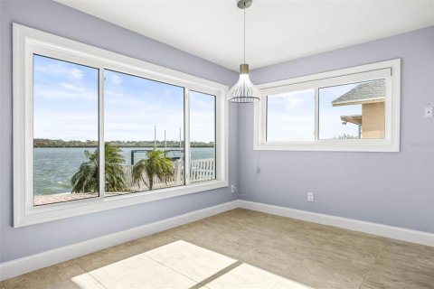 House in Redington Shores, Florida 3 bedrooms, 214.6 sq.m. № 1510819 - photo 11