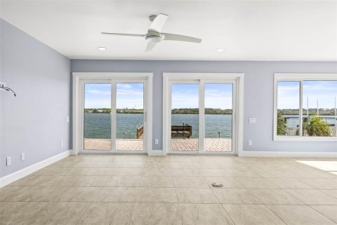 House in Redington Shores, Florida 3 bedrooms, 214.6 sq.m. № 1510819 - photo 8