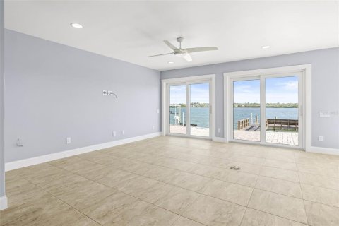 House in Redington Shores, Florida 3 bedrooms, 214.6 sq.m. № 1510819 - photo 7