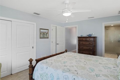 House in Redington Shores, Florida 3 bedrooms, 214.6 sq.m. № 1510819 - photo 30