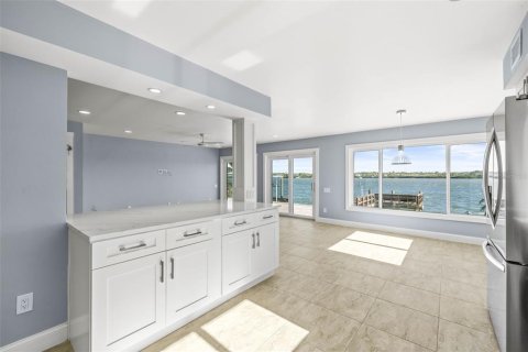 House in Redington Shores, Florida 3 bedrooms, 214.6 sq.m. № 1510819 - photo 18