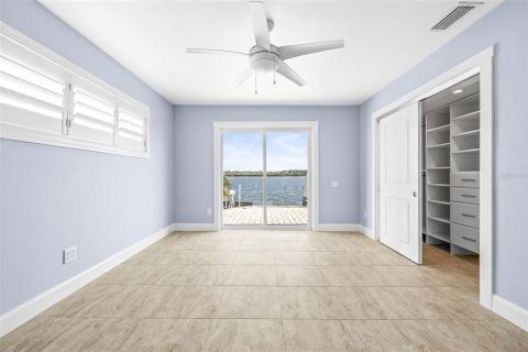 House in Redington Shores, Florida 3 bedrooms, 214.6 sq.m. № 1510819 - photo 21