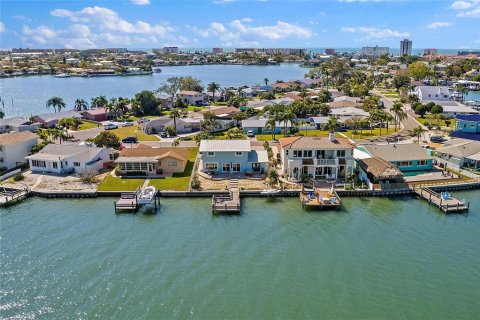 House in Redington Shores, Florida 3 bedrooms, 214.6 sq.m. № 1510819 - photo 3