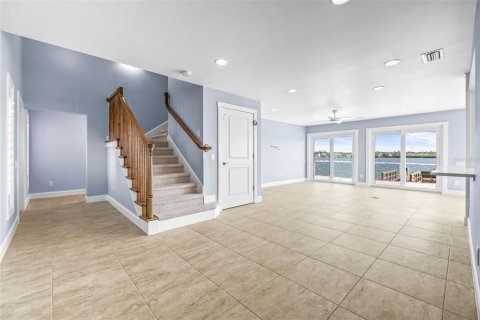 House in Redington Shores, Florida 3 bedrooms, 214.6 sq.m. № 1510819 - photo 6