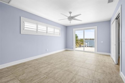 House in Redington Shores, Florida 3 bedrooms, 214.6 sq.m. № 1510819 - photo 20