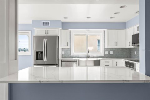 House in Redington Shores, Florida 3 bedrooms, 214.6 sq.m. № 1510819 - photo 14