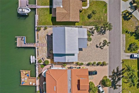 House in Redington Shores, Florida 3 bedrooms, 214.6 sq.m. № 1510819 - photo 2