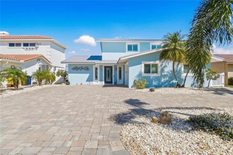 House in Redington Shores, Florida 3 bedrooms, 214.6 sq.m. № 1510819 - photo 4