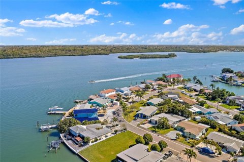 House in Redington Shores, Florida 3 bedrooms, 214.6 sq.m. № 1510819 - photo 1