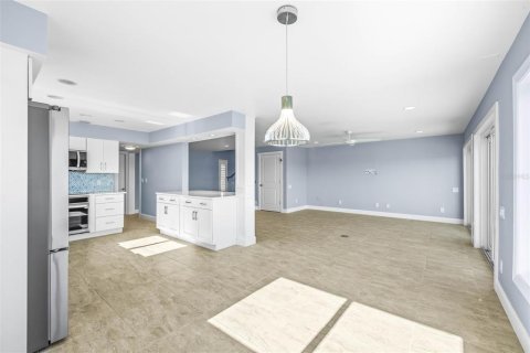 House in Redington Shores, Florida 3 bedrooms, 214.6 sq.m. № 1510819 - photo 12
