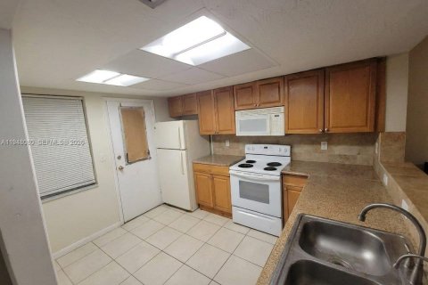 Condo in Miami, Florida, 2 bedrooms  № 2005242 - photo 12