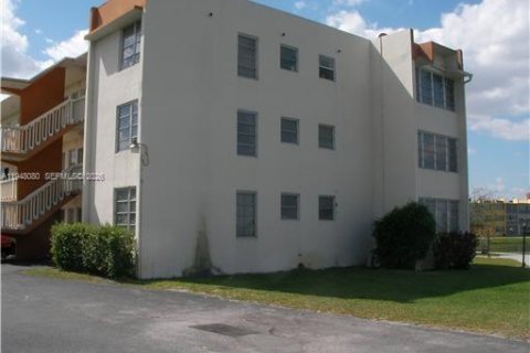 Condo in Miami, Florida, 2 bedrooms  № 2005242 - photo 6