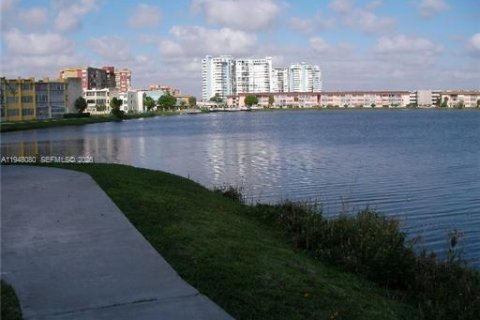 Снять в аренду кондоминиум в Майами, Флорида 2 спальни, 103.86м2, № 2005242 - фото 2