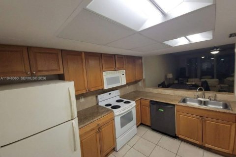 Condo in Miami, Florida, 2 bedrooms  № 2005242 - photo 9