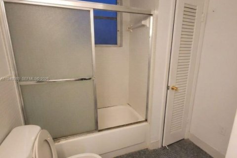 Condo in Miami, Florida, 2 bedrooms  № 2005242 - photo 10