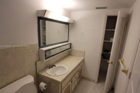 Condo in Miami, Florida, 2 bedrooms  № 2005242 - photo 11