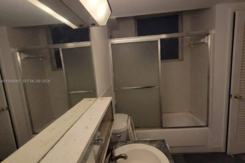 Condo in Miami, Florida, 2 bedrooms  № 2005242 - photo 7
