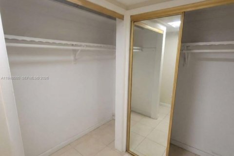 Condo in Miami, Florida, 2 bedrooms  № 2005242 - photo 16