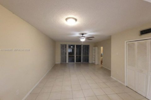 Condo in Miami, Florida, 2 bedrooms  № 2005242 - photo 14